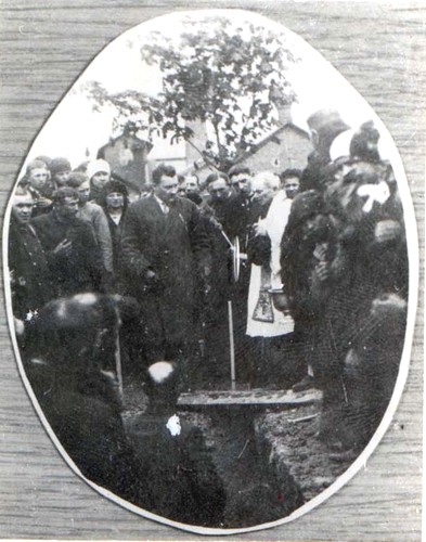 położenie kamienia węgielnego pod budowę szkoły w Sarnakach w 1926 r. na zdj. ks.  